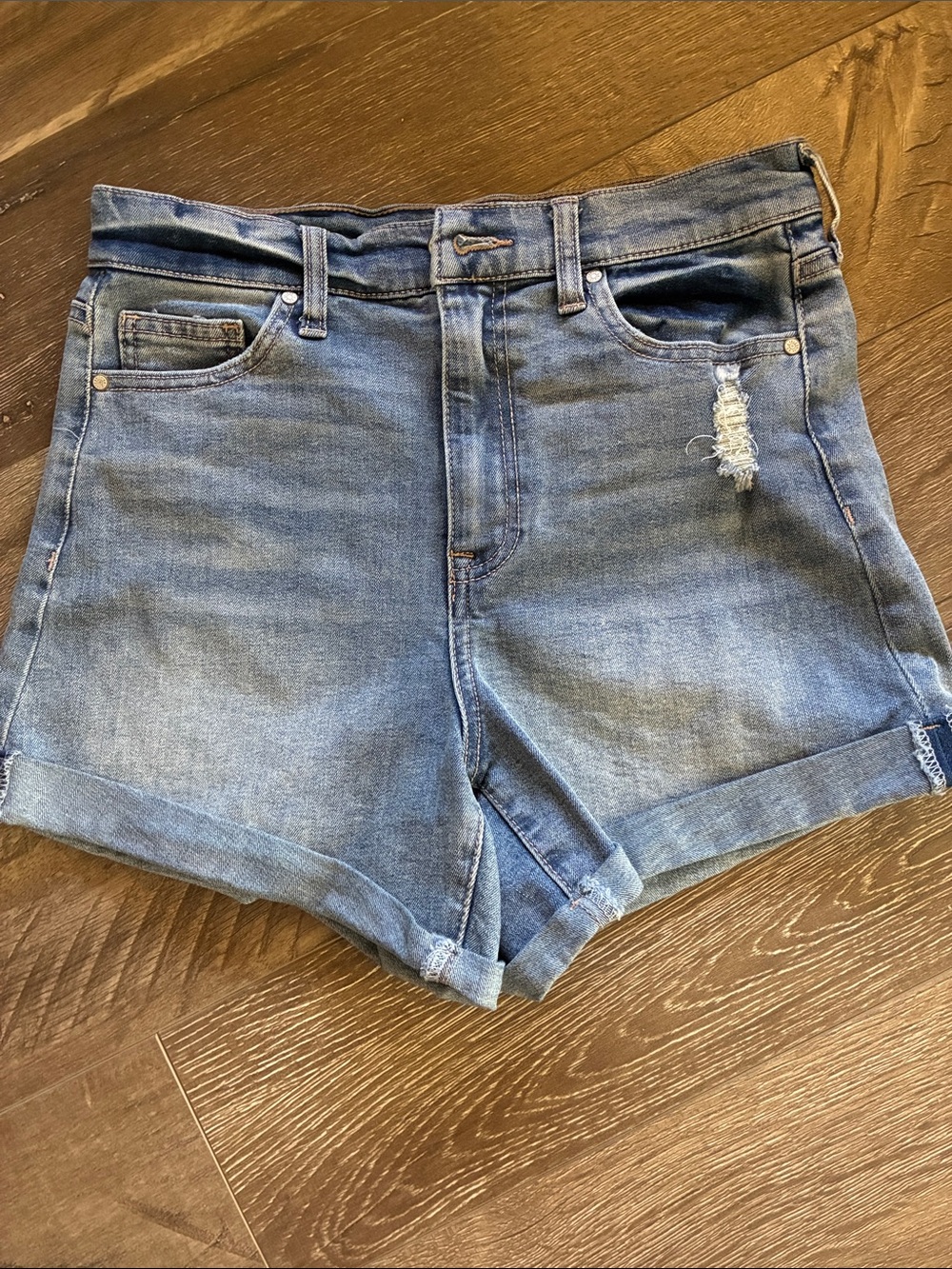 Celebrity Pink Women’s The Den Denim Cuffed Shorts Blue size 9/29